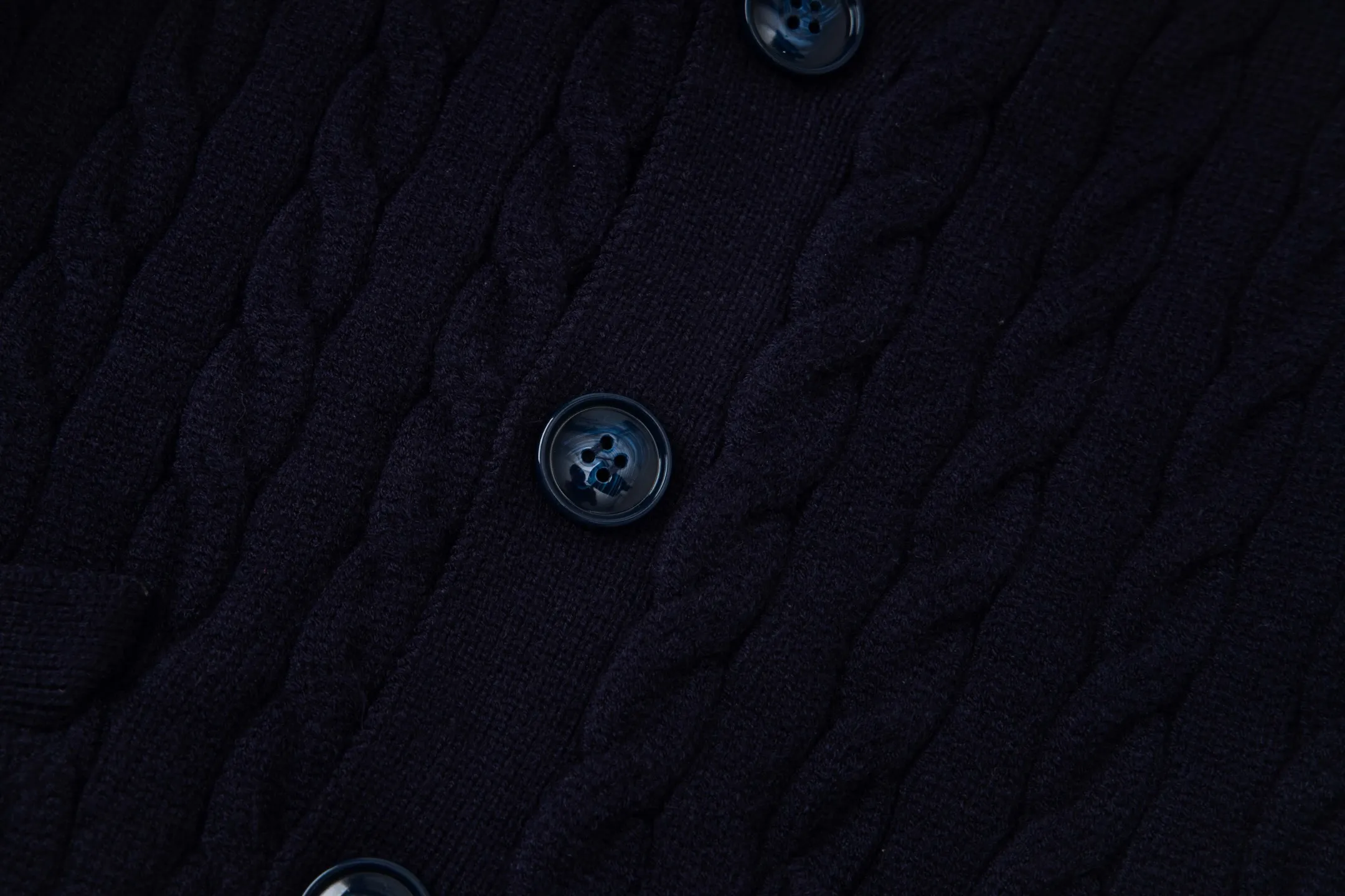 P210 model number: Y198 Ralph Lauren men's cardigan jacket men's hemp flower cardigan. The version is really good-looking. It can be worn alone or as a jacket to be worn inside or outside. The upper body shows personal fashion charm. Four colors are available. Same style for men and women. A must-see item for new summer products. Hang tag. Hanging beads. Washable packaging bag. Full set of accessories. Very good appearance. Super exquisite workmanship. Size: S-XL
